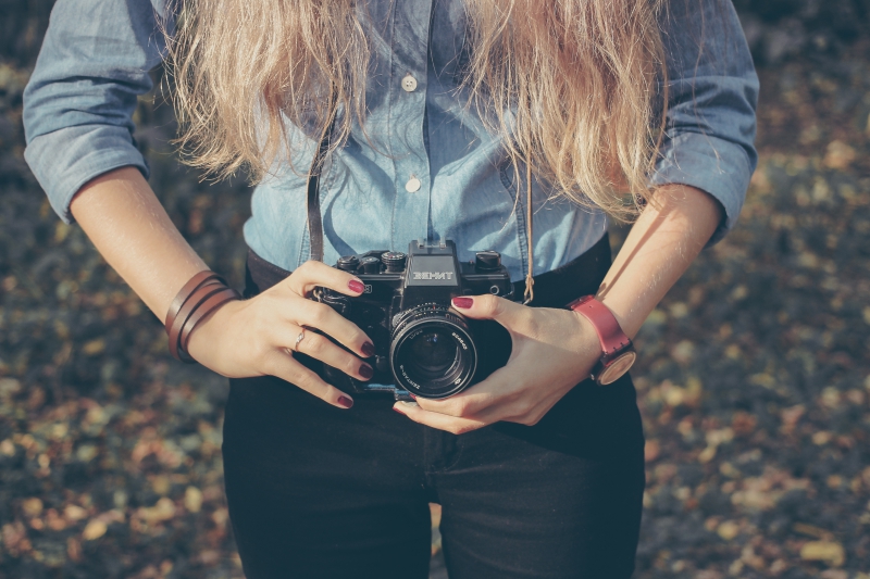 photographe-PUGET SUR ARGENS-min_hand-person-girl-woman-camera-photography-614-pxhere.com